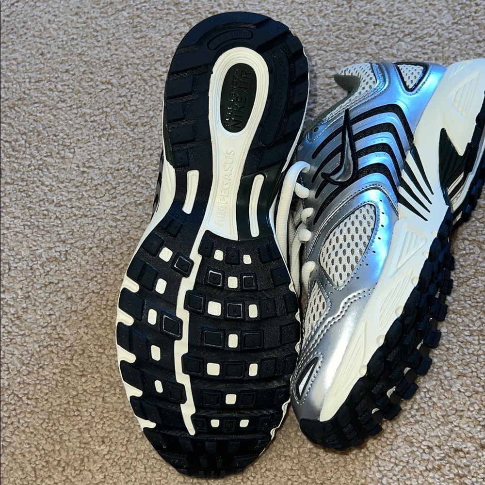 Nike White and Gray Running Shoes - Picture 6 of 8